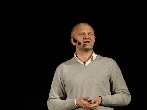 "Non mi sento bene". Malore per comico Pucci sul palco: come sta