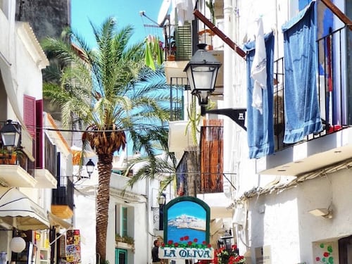 Il cuore verde di Ibiza tra storia e movida