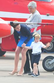 Che capricci, principe George! Tutte le foto alla base militare della Raf e dello "scivolone" sexy di Kate 33