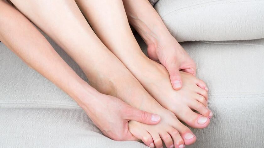 Cosa causa il gonfiore dei piedi?