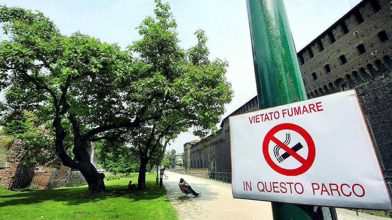 Multe da 500 euro a chi fuma nei parchi