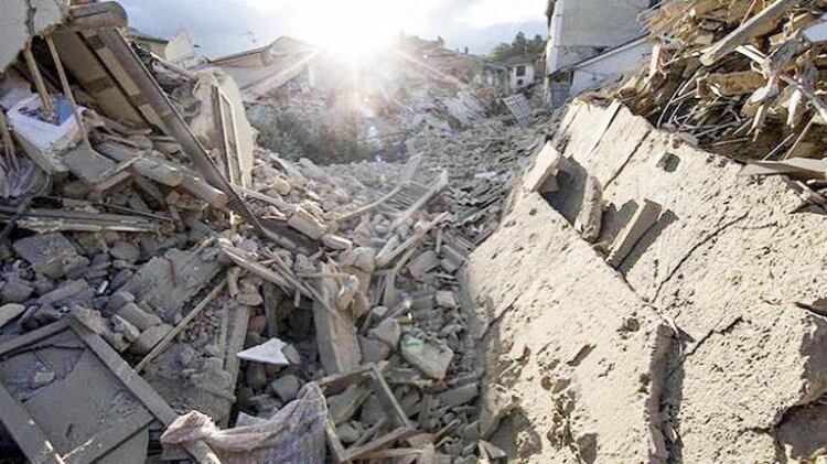 Una bomba realizzata in casa: chi c'è dietro l'esplosione del palazzo
