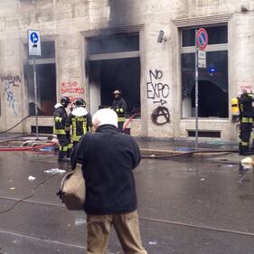 Milano devastata dai black bloc 16