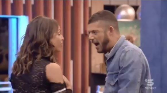 Gf, il fidanzato della De André: "Ti ho tradita". Lei è allibita, la d'Urso si infuria: "Non merita niente"