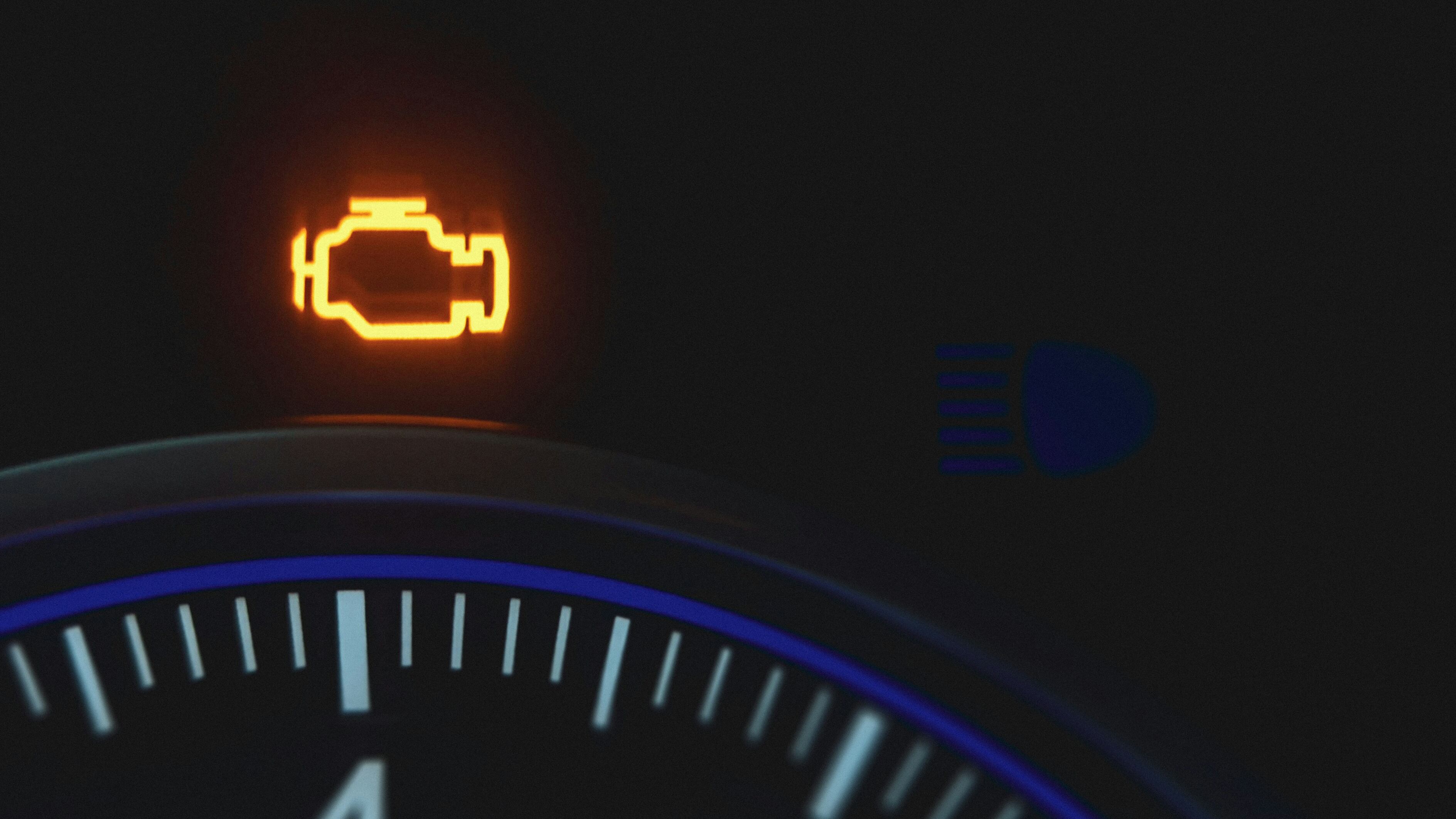Spia del motore accesa? Quando si può proseguire e quando è invece meglio fermare l'auto
