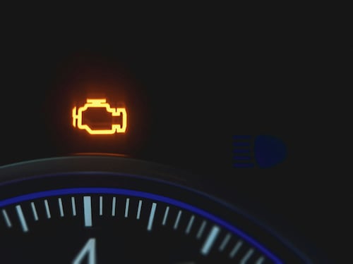 Spia del motore accesa? Quando si può proseguire e quando è invece meglio fermare l'auto