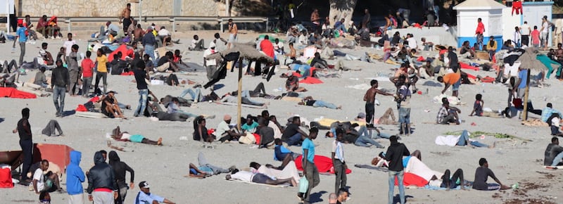 Ceuta, 50 agenti contro migliaia di migranti: la boa di Sanchez che non ferma nessuno
