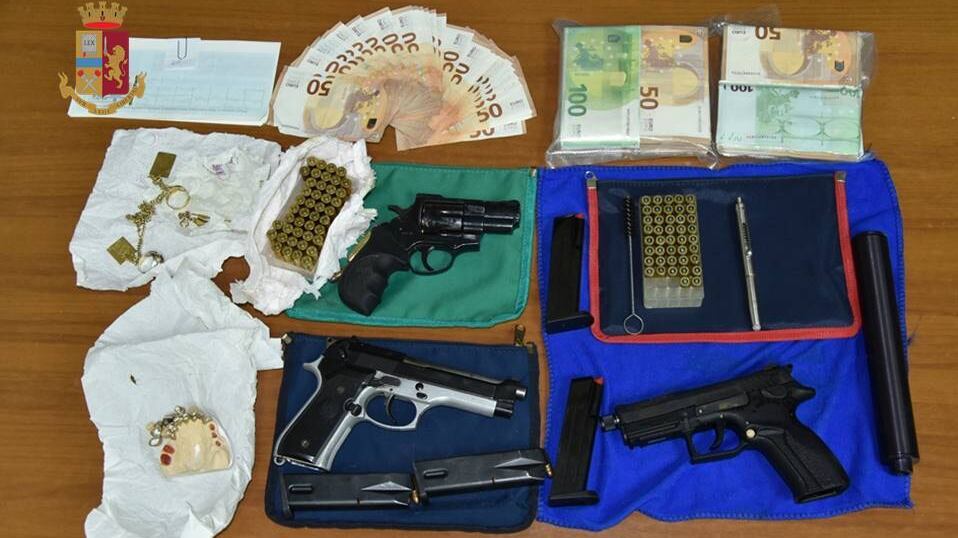 Taranto, nella libreria armi, munizioni e denti in oro: un arresto