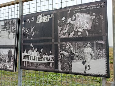 Alcune delle immagini simbolo dell'assedio di Sarajevo esposte presso il "Tunnel della Speranza"