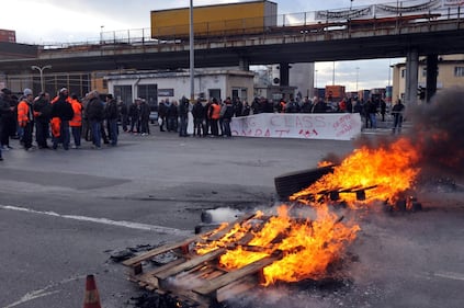 Sciopero: bloccato l'ingresso del porto con bancali incendiati 3
