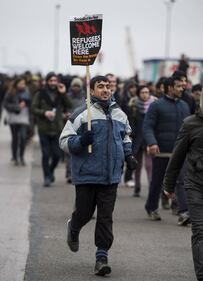 Calais, la rivolta dei migranti 8