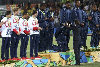 Olimpiadi, oro storico per le isole Fiji: la squadra di rugby in ginocchio sul podio per la principessa Anna 6