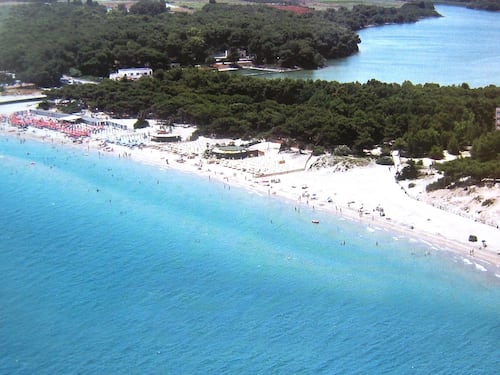Si tuffa in mare per salvare i suoi figli in difficoltà. I bimbi illesi, lui muore per un malore