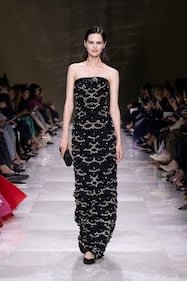 Armani veste le donne di perle e per i suoi 90 anni si regala uno storico palazzo nel cuore di Parigi 12