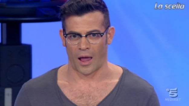 Gianni Sperti: "Quando è finita con Paola Barale, mi ha salvato Maria De Filippi"