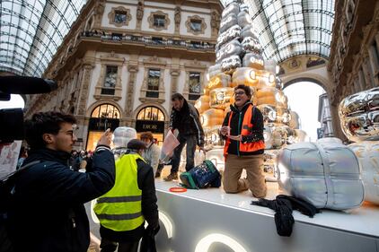 Ecovandali di Ultima generazione imbrattano l’albero di Gucci 1
