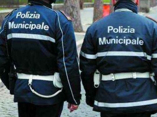 Modena, straniero sospetto vicino a scuola, mamme lo fanno arrestare