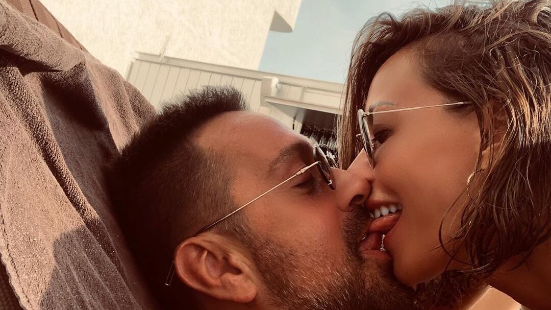 Karina Cascella e Max Colombo, bacio hot su Instagram