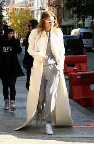Gigi Hadid nuda sul cavallo 45