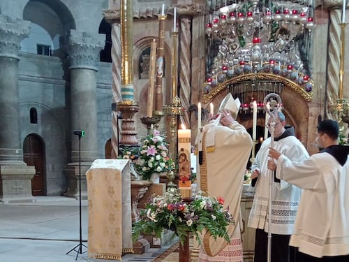 Pasqua al Santo Sepolcro con le porte chiuse: Pizzaballa celebra davanti a soli 20 fedeli
