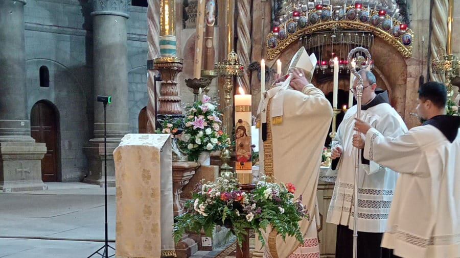 Pasqua al Santo Sepolcro con le porte chiuse: Pizzaballa celebra davanti a soli 20 fedeli