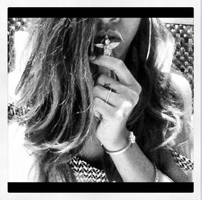 Rihanna, 25 anni su Instagram: in bikini 3