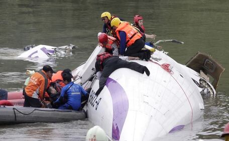 L'aereo urta il ponte e si schianta 6