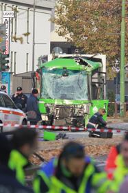 Violento scontro a Milano tra un camion dell'Amsa e un filobus Atm. Un uomo è in gravi condizioni 8