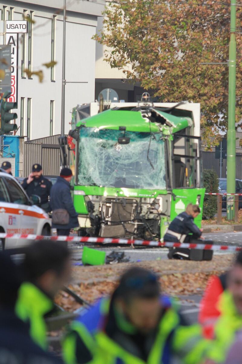 Violento scontro a Milano tra un camion dell'Amsa e un filobus Atm. Un uomo è in gravi condizioni 8