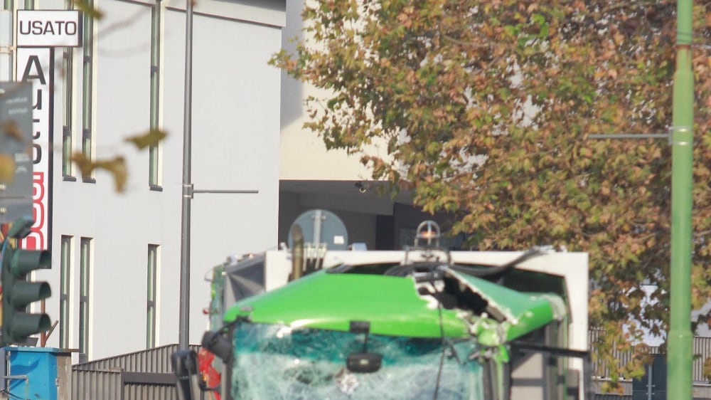 Incidente filobus Milano, l'autista ai colleghi: "Stavo firmando la cedola"