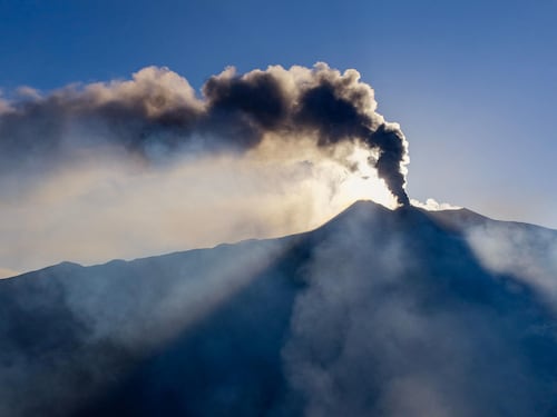 Etna, perché la cenere può fermare gli aerei: cosa succede ai motori e perché una nube vulcanica è più pericolosa della pioggia