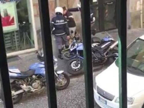 Insulti e schiaffi a un ragazzo: due poliziotti finiscono sotto inchiesta