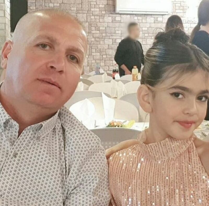 Paramedico Adam Safadi di Majdal Shams con la figlia uccisa da razzo a