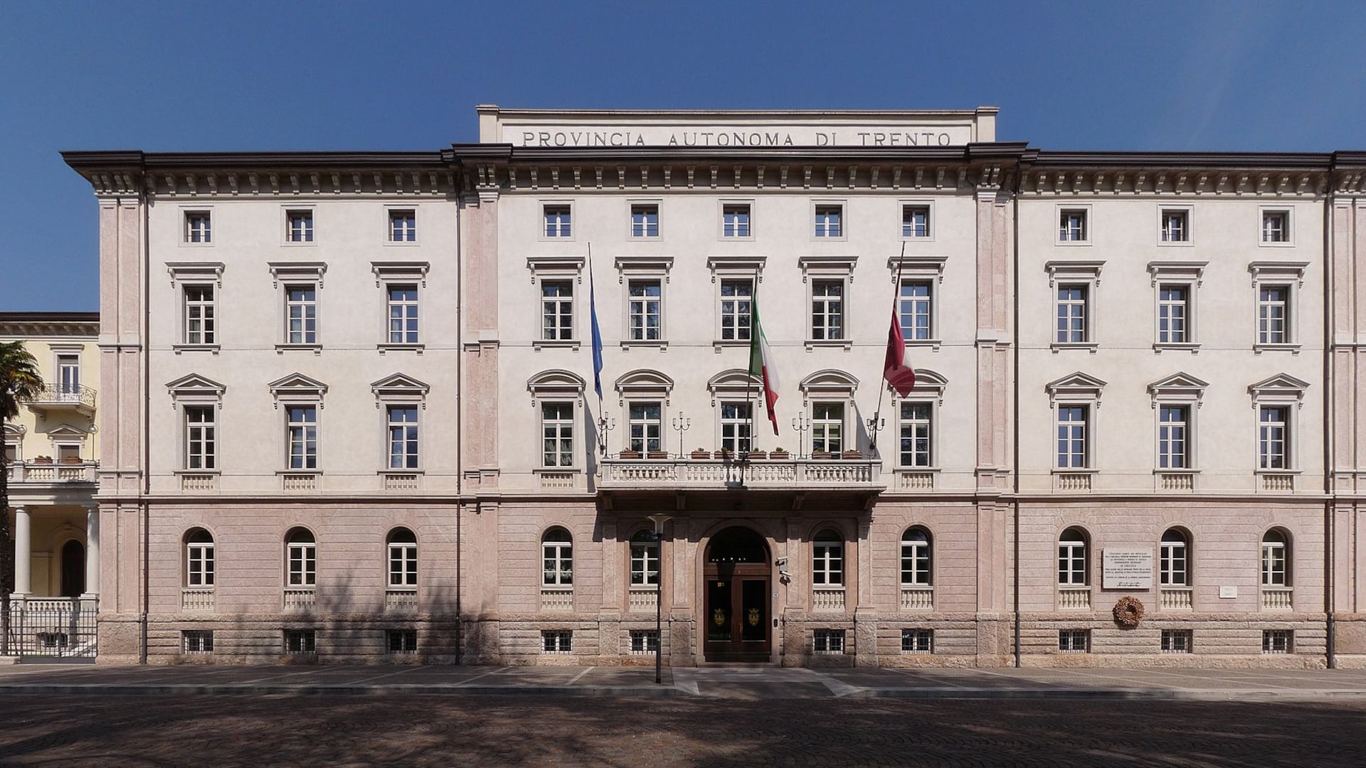 La casta di Trento e Bolzano: 80 euro in più ai dipendenti
