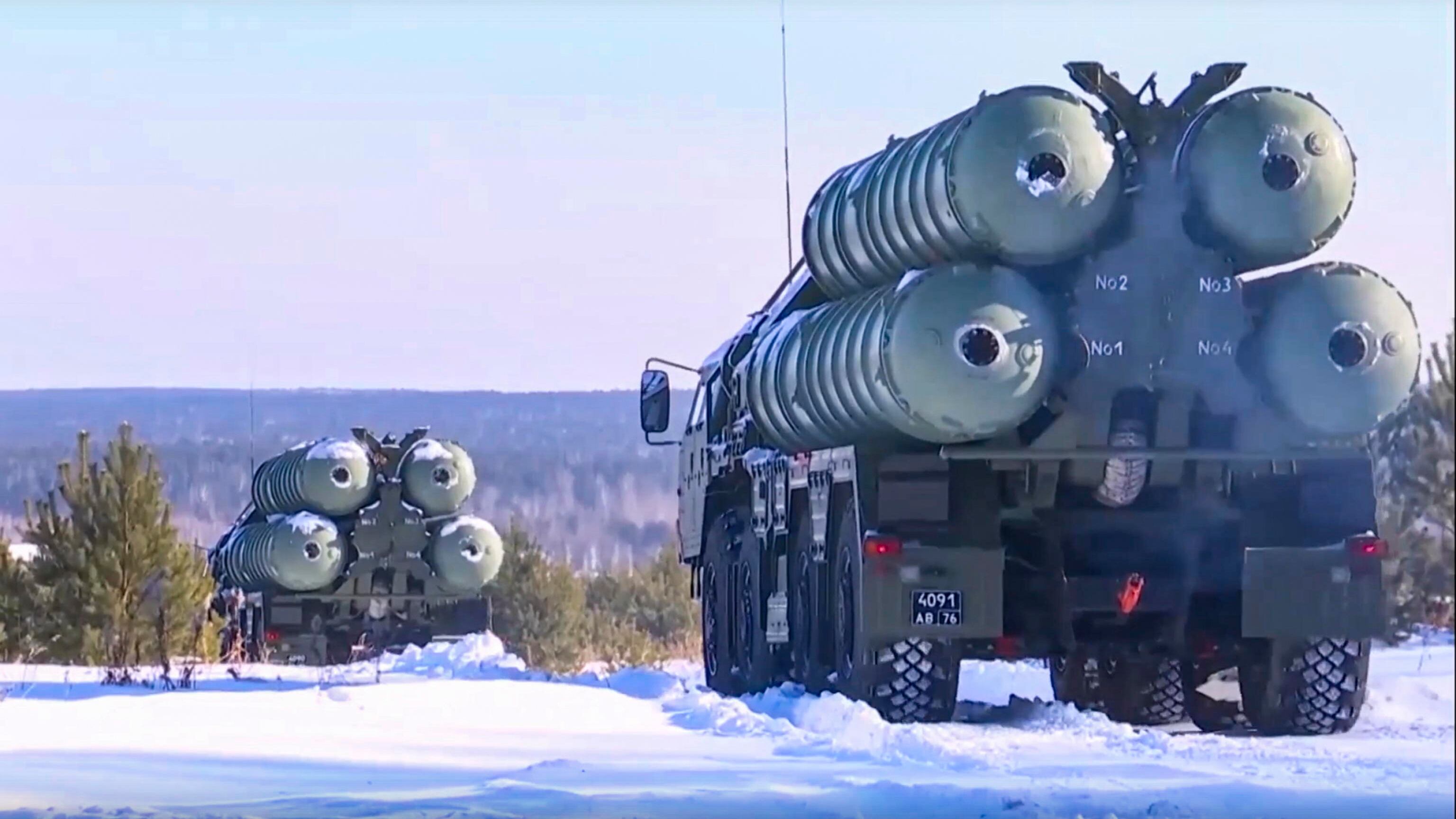 Putin mostra i muscoli con testate nucleari e missili balistici. Parigi e Berlino in fuga: "Cittadini via da Kiev"
