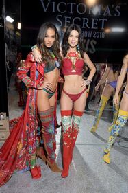 Kendall Jenner lato b per Love Magazine 34