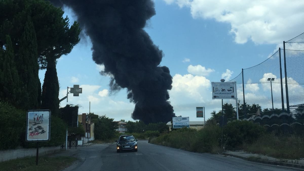 Incendio: nel casertano rifiuti in fiamme. La Terra dei fuochi brucia di nuovo