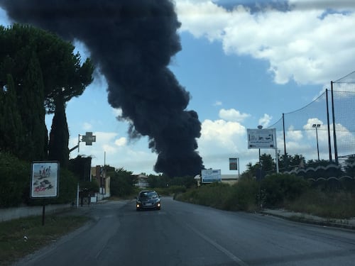 Incendio: nel casertano rifiuti in fiamme. La Terra dei fuochi brucia di nuovo