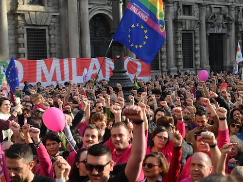 "Obbligo di riconoscerli". Diktat Ue sui figli omogenitoriali, ma il centrodestra insorge