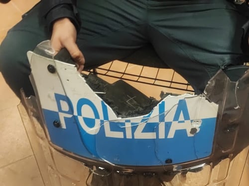Questa foto deve indignarvi, Meloni spenna l'Askatasuna e Toscani: quindi, oggi...