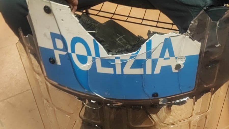 Questa foto deve indignarvi, Meloni spenna l'Askatasuna e Toscani: quindi, oggi...