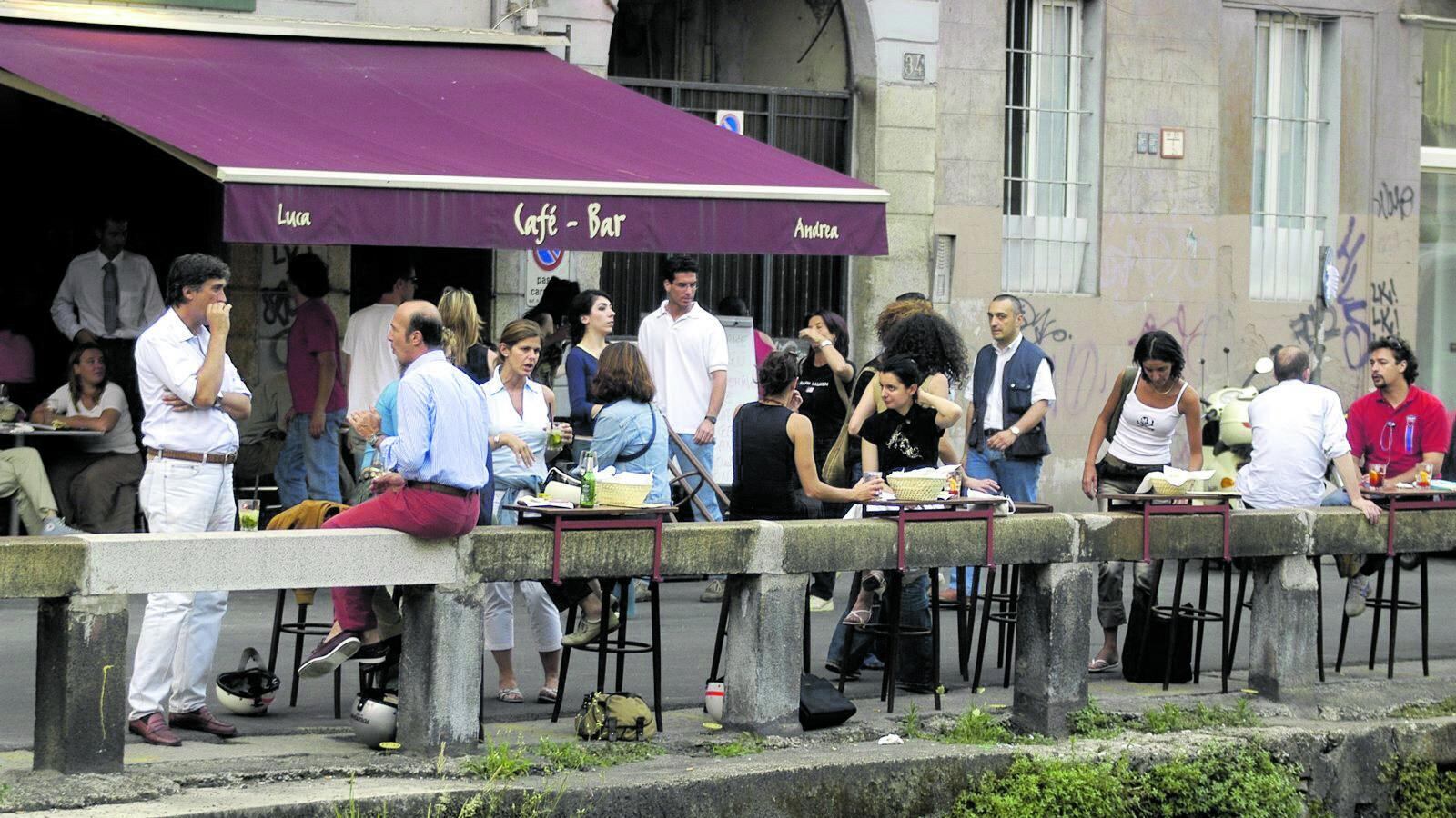 Divieti movida, Sala fa il bis (e li allarga). Anche il Pd protesta: "Allungare l'asporto"