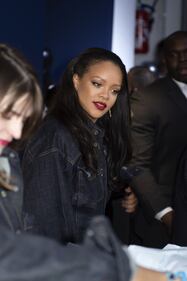 Rihanna sorprende i fan all'inaugurazione di "Fenty pop up Store" 6