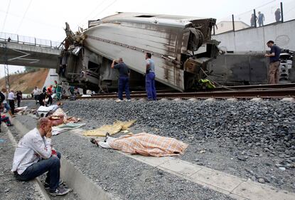 Decine di vittime nel deragliamento a Santiago 5