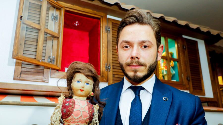 Alla ricerca della bimba che ha dato i capelli alla "Barbie deportata"