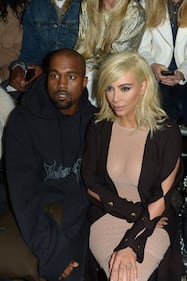 Kim Kardashian bionda e con i seni in vista 3