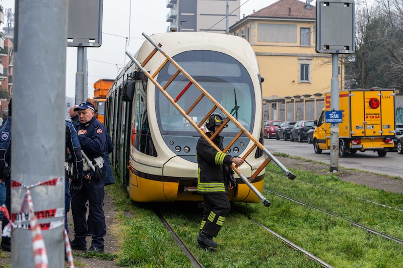 Milano, principio di incendio sul tram 27: le immagini 1