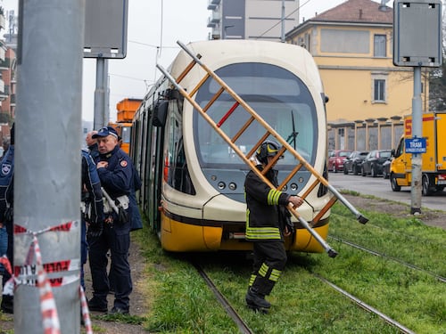 Milano, principio di incendio sul tram 27: le immagini