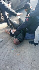 Sparatoria a Taranto, le foto: auto crivellata, 2 poliziotti feriti 7