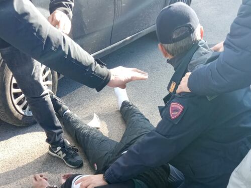 Sparatoria a Taranto, le foto: auto crivellata, 2 poliziotti feriti